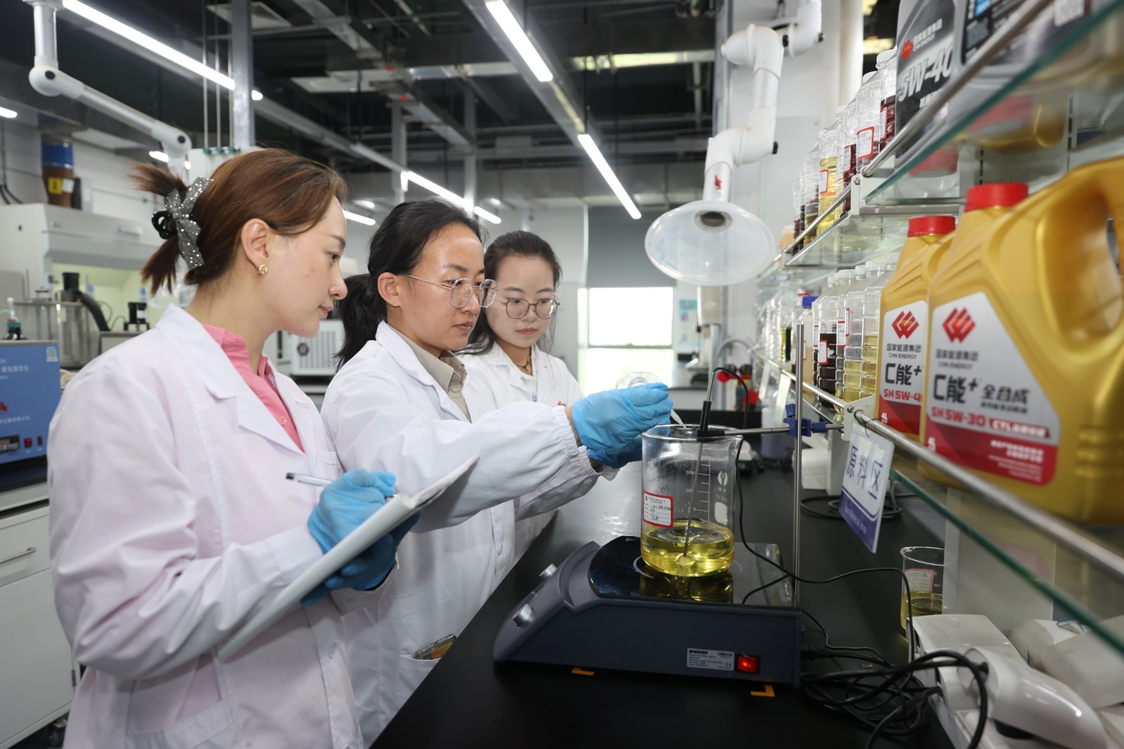 為加速青工成長、夯實人才梯隊,寧夏煤業煤炭化學工業技術研究院充分發揮技術骨干“傳幫帶”作用,通過“一對一”靶向輔導、“一對多”經驗分享,持續提升青工專業技能水平。圖為9月18日,油品研發技術骨干(中)為青工講解油品合成相關技術。 郝 華