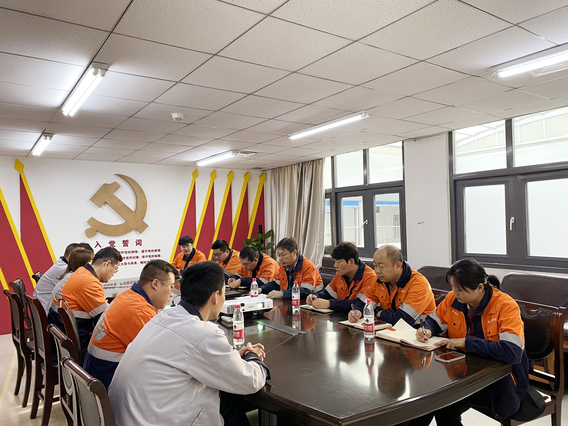 黃驊港務生產三部黨支部召開黨外人士座談會學習黨的十九屆五中全會精神